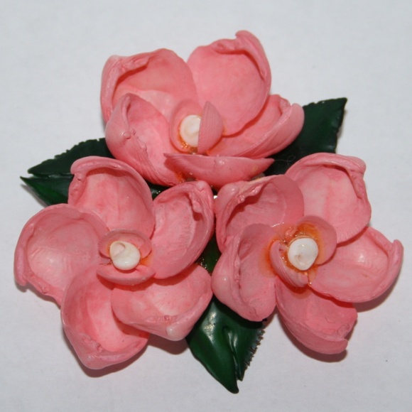 Vintage Jewelry - Vintage pink flower brooch made from sea shells